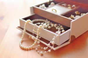ネックレスの身に着け方と保管の仕方