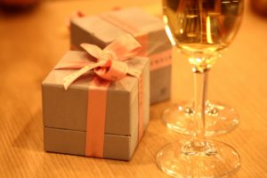 結婚記念日に妻へのプレゼントは花やお食事より思いが詰まった時間の共有を･