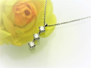 お孫さんへのプレゼントはダイヤモンドネックレス