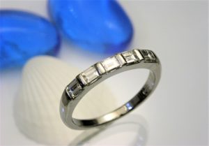 なめらかさが心地いい！しかくいダイヤのリング